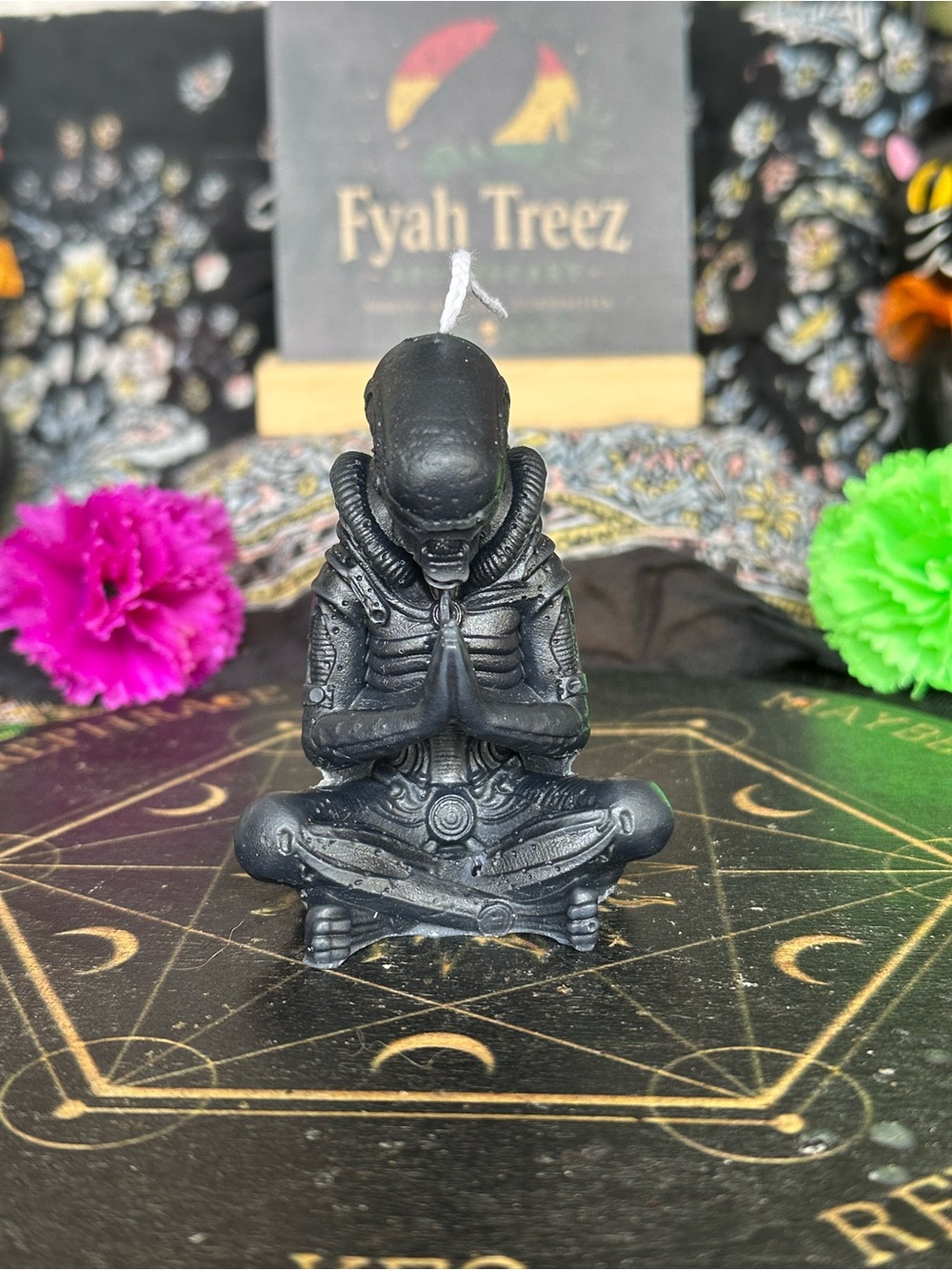 Handmade Black Alien Meditation Candle – Sci-Fi Xenomorph Style Figure